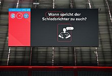 Schiedsrichter-Ansagen im Stadion - Sven Hoppe/dpa