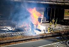 Gefahrguttransporter ger&auml;t auf A44 in Brand - Daniel Schr&ouml;der/dpa