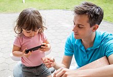 M&auml;dchen schaut sich ein Video auf dem Smartphone an - Christin Klose/dpa-tmn