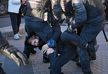 Russische Polizisten halten einen Demonstranten fest w&auml;hrend eines Protestes gegen die russische Teilmobilisierung in St. Petersburg. - Uncredited/AP/dpa
