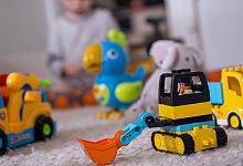 Ein kleines Kind spielt zu Hause - Monika Skolimowska/dpa/dpa-tmn