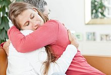 Zwei Menschen umarmen sich - Monique Wüstenhagen/dpa-tmn