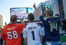 NFL-Fans beim Public Viewing - Jörg Carstensen/dpa