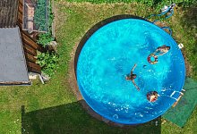 Kinder planschen in einem Pool - Patrick Pleul/dpa/dpa-tmn