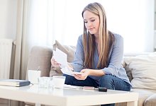 Frau liest einen Brief - Christin Klose/dpa-tmn