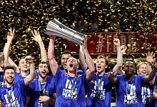 Dritter Titel in Serie: Albas Spieler bejubeln die Meisterschaft. - Oryk Haist/dpa