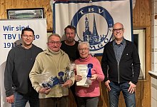 Ehepaar Hauser (vordere Reihe) und der Vereinsvorstand des TBV Lemgo Lippe, bei der &Uuml;berreichung ihrer Urkunden 2025 f&uuml;r die langj&auml;hrige Vereinszugeh&ouml;rigkeit. - Sven Krause