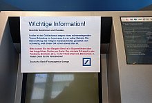 Schild am Geldautomaten der Deutschen Bank - Anja Friebe