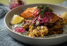 Schweden-Salat mit Ofen-Quetschkartoffeln - Christin Klose/dpa-tmn