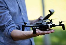 Ein Mann h&auml;lt eine Drohne in der Hand - Alexander Prautzsch/dpa-tmn