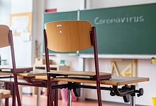 Leeres Klassenzimmer - Foto: Armin Weigel/dpa