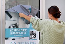 Testlabor - Foto: Roland Weihrauch/dpa