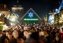 Der Weihnachtsmarkt in Stuttgart soll ab der dritten Novemberwoche &ouml;ffnen. F&uuml;r Angebote, die zum Verweilen einladen, wird es je nach Corona-Lage eine 3G- oder 2G-Pflicht geben. - Marijan Murat/dpa/Archiv