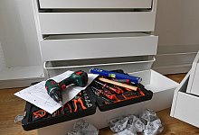 Ikea M&ouml;belmontage - Foto: Hendrik Schmidt/dpa