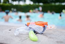 Schwimmbad - Annette Riedl/dpa/Symbolbild