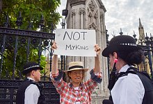 Die Polizei vertreibt vor dem Parlament eine Monarchie-Gegnerin. - Vuk Valcic/ZUMA Press Wire/dpa