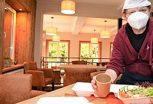 Diesmal ist auch der Berggasthof auf dem T&ouml;nsberg beim Au&szlig;er-Haus-Verkauf dabei. Thorsten Pabst hat daf&uuml;r extra umweltfreundliche Men&uuml;boxen angeschafft. - Karin Prignitz