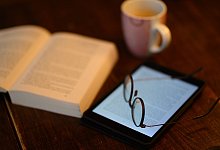 Illustration - Bücher lesen - Robert Michael/dpa