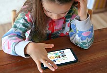 Kind mit einem Mobilger&auml;t - Foto: Mascha Brichta