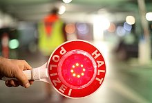 Die Polizei stoppt den 3er BMW, wenig sp&auml;ter untersagt sie dem Fahrer die Weiterfahrt. - Patrick Menzel