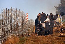 Am Grenzzaun - Foto: Leonid Shcheglov/BelTA/AP/dpa