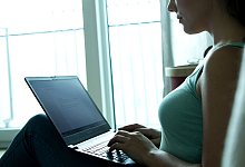 Eine Frau am Laptop - Christin Klose/dpa-tmn