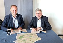 Bei der Vertragsunterzeichnung - Thomas Dohna