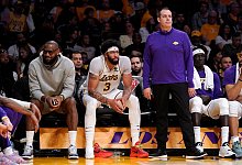 Auch gegen die Nuggets mussten die Los Angeles Lakers ohne Superstar LeBron James (l) auskommen. - Mark J. Terrill/AP/dpa