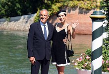 Festivaldirektor Alberto Barbera (l) und Schauspielerin Rocio Munoz Morale in der Lagunenstadt. - Gian Mattia D\\\'Alberto/LaPresse via ZUMA Press/dpa