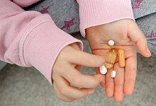 Tabletten liegen in Kinderhand - Mascha Brichta/dpa-tmn