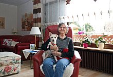 Beste Freunde: Lieselotte Rittmeister liebt ihre &bdquo;Aika" sehr. Weil sie m&ouml;chte, dass das Tier im Ernstfall gut untergebracht wird, hat sie vorgesorgt. - Johanniter