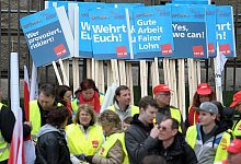 Gehen auf die Stra&szlig;e - FOTO: DPA