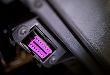 Bleibt besser frei von nutzlosen Steckern: Die OBD2-Schnittstelle befindet sich meist unterhalb des Lenkrads im Fußraumbereich unter einer Abdeckung. Aber auch in Mittelkonsole oder Handschuhfach kann sich der Steckplatz verbergen. - Sebastian Gollnow/dpa/dpa-tmn