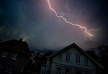 Blitz und Gewitter in Wohngebiet - Hauke-Christian Dittrich/dpa/dpa-tmn