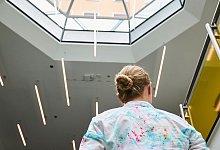 Frau steht im Foyer eines Unternehmens - Annette Riedl/dpa