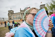 Amity h&auml;lt einen F&auml;cher in den Transgender-Farben - J&ouml;rg Carstensen/dpa/dpa-tmn
