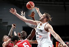 Jonas Wohlfarth-Bottermann kämpft mit Anthony Darrell "A.J." Slaughter aus Polen um den Ball. - Hauke-Christian Dittrich/dpa