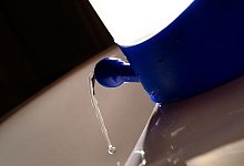 Eine Nasendusche steht auf einem Waschbecken im Bad - Franziska Gabbert/dpa-tmn