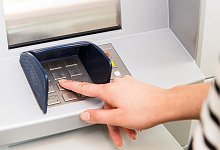 Geld am Automaten abheben - Foto: Benjamin Nolte/dpa-tmn