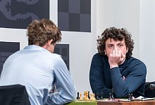 Magnus Carlsen (l) und Hans Niemann. - Crystal Fuller/Saint Louis Chess Club/dpa/Archivbild