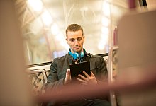 Fahrgast nutzt WLAN - Christin Klose/dpa-tmn