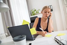 Eine Frau telefoniert im Büro - Christin Klose/dpa-tmn