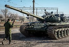 T-72-Panzer der russischen Armee (Archivbild). Slowenien eine größere Stückzahl seiner T-72-Kampfpanzer an die Ukraine abgeben und aus Deutschland dafür Ersatz erhalten. - Sergei Ilnitsky/EPA/dpa