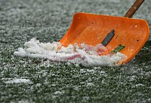 Schnee schippen im Stadion. - Patrick Seeger/dpa
