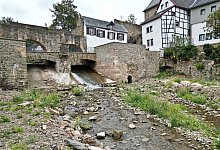 Die Erft flie&szlig;t nur noch als Rinnsal durch die Altstadt. Im Juli 2021 w&auml;lzten sich zerst&ouml;rerische Wassermassen durch Bad M&uuml;nstereifel. - David Young/dpa
