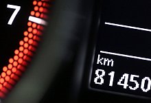 Tachoanzeige - Foto: Oliver Berg/dpa/dpa-tmn