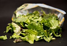 Eine Packung Salatmischung - Robert Günther/dpa-tmn