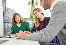 Drei Personen in einem Meeting - Christin Klose/dpa-tmn