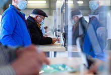 Warten auf die Impfung - Foto: Christopher Neundorf/dpa