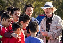 Oscar-Preistr&auml;ger Ron Howard (r) am Set von "Thirteen Lives" mit Darstellern. - Vince Valitutti/Metro Goldwyn Mayer Pictures/dpa